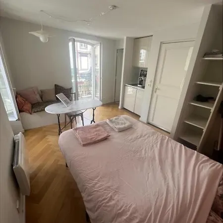 Nice Studio Overlooking The Notre Dame Cathedral Apartment